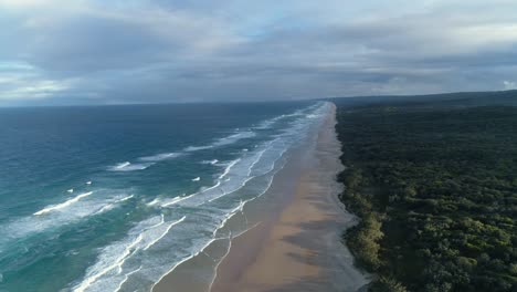 Luftaufnahme-Von-Fraser-Island-An-Der-Ostküste-Australiens-Mit-Blick-Auf-Den-Ozean