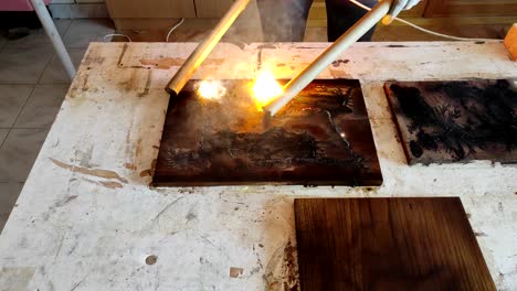Fraktal-Brennendes-Holz-Mit-Hochspannungsstrom-In-Der-Holzbearbeitungstechnik