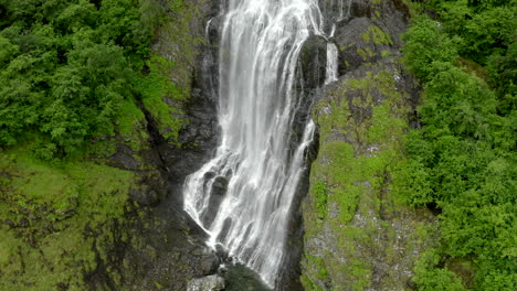 Areal-Crane-Shoot-Des-Wasserfalls-Brekkefossen-In-Norwegen