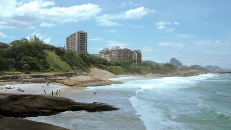 Schöner-Blick-Auf-Den-Copacabana-strand-Von-Arpoador-An-Einem-Hellen,-Schönen,-Gemütlichen-Tag
