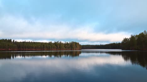 Zeitraffer-Der-Finnischen-Seenlandschaft-Im-Herbst