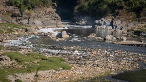 La-Contaminación-Del-Río-Bagmati-A-Su-Salida-Del-Valle-De-Katmandú-En-Nepal-Y-La-Espuma-Que-Flota-En-La-Parte-Superior