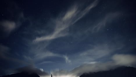 Zeitraffer-Des-Hawaiianischen-Nachthimmels-Mit-Strahlend-Hellen-Sternen-Und-Flauschigen-Weißen-Wolken-über-Dem-Koolau-gebirge-Auf-Oahu-Hawaii