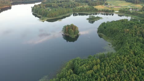 Hermoso-Lago-En-El-Condado-De-Alytus,-Lituania