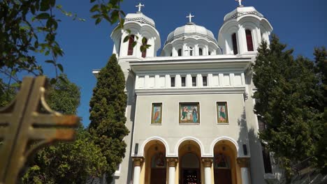 Iglesia-Ortodoxa-Blanca-En-Brasov,-Rumania