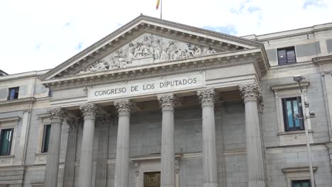 Tilt-reveal-shot-of-Palacio-de-las-Cortes,-Congress-of-the-Deputies-building-in-Madrid