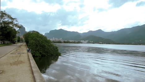 Schöner-Tag-Auf-Rodrigo-De-Freitas-Lagune-In-Rio-De-Janeiro-Mit-Einem-Schönen-Blauen-Himmel-Und-Gebäuden-Im-Ausblick