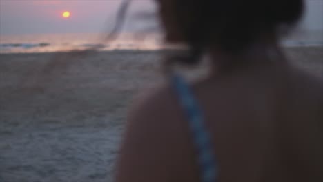 Frau,-Die-Einen-Wunderschönen-Sonnenuntergang-Am-Strand-Beobachtet