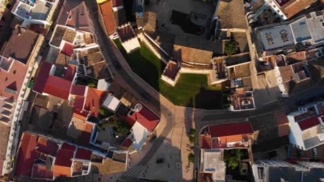 Top-down-aufnahme-Der-Dächer-Einer-Historischen-Stadt-An-Der-Algarve,-Portugal
