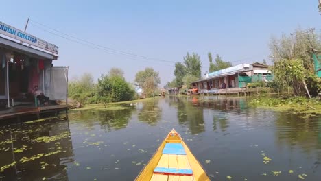 Mercado-Flotante-En-Una-Casa-Flotante-En-El-Lago-Dal,-Srinagar,-Valle-De-Cachemira,-India