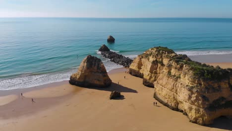 Leerer-Strand-An-Der-Portugiesischen-Küste-Der-Algarve