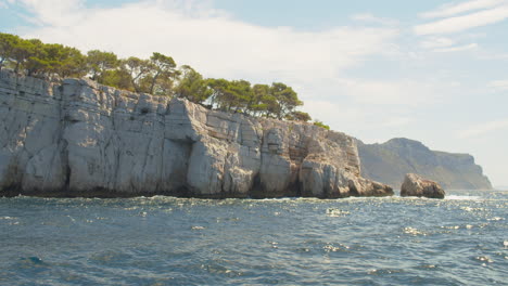 Navegando-Cerca-De-Los-Acantilados-De-Piedra-Caliza-De-Marsella-En-Francia