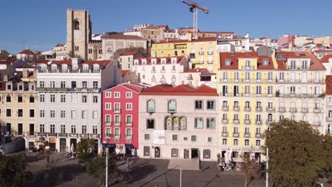 Vuelo-De-Drones-A-La-Izquierda-Con-Una-Vista-Espectacular-De-La-Casa-Dos-Bicos-Fundación-José-Saramago-En-Alfama-Lisboa-Portugal-Europa-En-Un-Día-Soleado