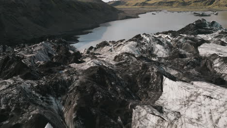Paso-Elevado-Bajo-Sobre-La-Superficie-Rugosa-Del-Glaciar-De-Islandia-Hacia-El-Lago,-La-Cordillera