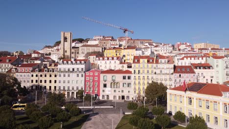 Hermoso-Movimiento-Lento-De-Drones-A-La-Espectacular-Fachada-De-La-Fundación-Casa-Dos-Bicos-José-Saramago-En-Alfama-Lisboa-Portugal-Europa-En-Un-Día-Soleado