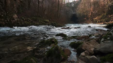 Wasser,-Das-über-Felsen-In-Rakov-Skocjan-Fließt