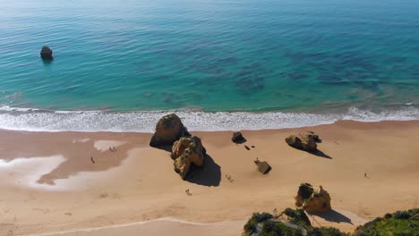 Ein-Leerer-Strand-Mit-Goldenem-Sand-Und-Einem-Blauen-Ozean-An-Der-Algarve,-Portugal
