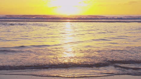 Leuchtend-Gelber-Sonnenuntergang-über-Dem-Horizont,-Am-Strand