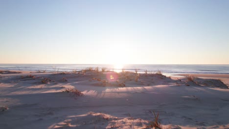 Aufsteigende-Enthüllung-Eines-Wärmenden-Goldenen-Sonnenuntergangs-über-Einer-Wunderschönen-Strandszene