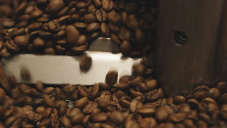 Kaffee-Wird-Am-Ende-Der-Röstung-Gemischt,-Die-Bohnen-Werden-Leicht-Geröstet
