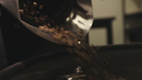 Geröstete-Kaffeebohnen,-Die-Aus-Der-Röstmaschine-Strömen