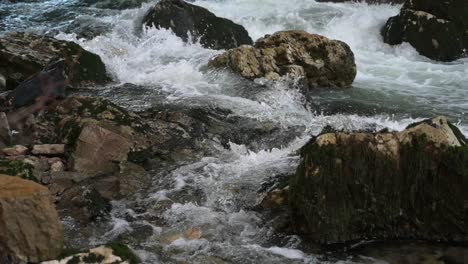 Agua-Que-Fluye-Sobre-Rocas-En-Rakov-Skocjan