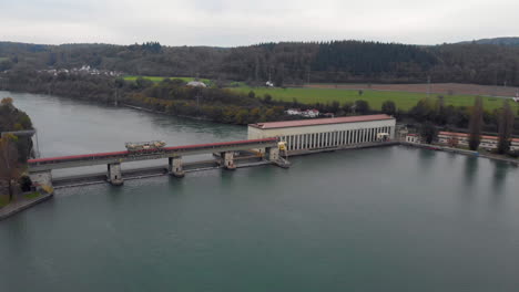 Flusswasserkraftwerk-Fliegt-Im-Herbst-Am-Rhein-Vorbei-30fps-4k