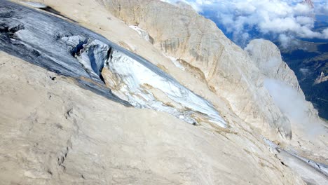 Luftaufnahmen-Des-Einsturzes-In-Der-Nordwand-Des-Berges-Marmolada-In-Den-Italienischen-Dolomiten