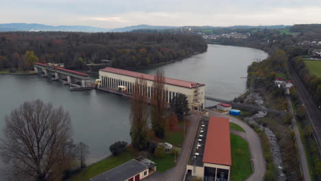 Flusswasserkraftwerk-Stetige-Filmische-Drohnenaufnahme-30fps-4k