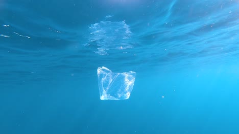 Eine-Plastiktüte,-Die-In-Der-Oberfläche-Schwimmt