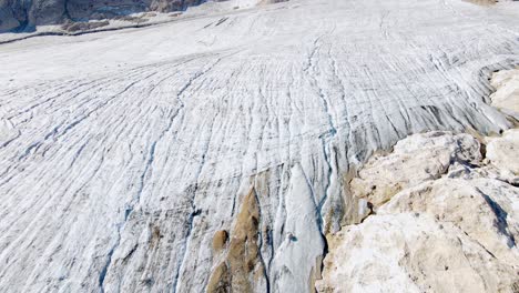 Luftaufnahmen-Des-Gletschers-In-Der-Nordwand-Des-Berges-Marmolada-In-Den-Italienischen-Dolomiten