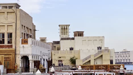 Traditionelle-Gebäude-Mit-Windturm-Im-Viertel-Al-Fahidi,-Dubai,-Vereinigte-Arabische-Emirate