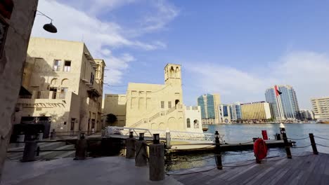 Dolly-In-Schuss-In-Richtung-Bootsrampe-Und-Plattform-Vom-Schwimmenden-Restaurant-Am-Dubai-Creek-In-Al-Seef,-Dubai,-Vereinigte-Arabische-Emirate