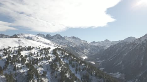 Luftpanorama-Von-Den-Schneebedeckten-Pyrenäen