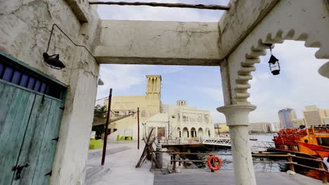 Edificio-Tradicional-Con-Torre-De-Viento-A-Lo-Largo-De-Dubai-Creek-En-El-Barrio-Histórico-De-Al-Fahidi-En-Dubai,-Emiratos-árabes-Unidos