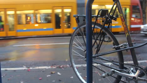 Öffentliche-Verkehrsmittel-In-Einer-Fahrradfreundlichen-Stadt