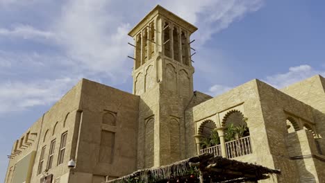 Erstaunliche-Historische-Gebäude-In-Al-Fahidi,-Dubai-In-Den-Vereinigten-Arabischen-Emiraten---Schwenken-Nach-Oben-Gedreht
