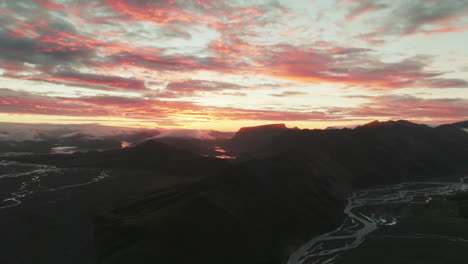 Erstellen-Einer-Luftaufnahme-Des-Wunderschönen-Sonnenaufgangs-über-Landmannalaugar,-Island