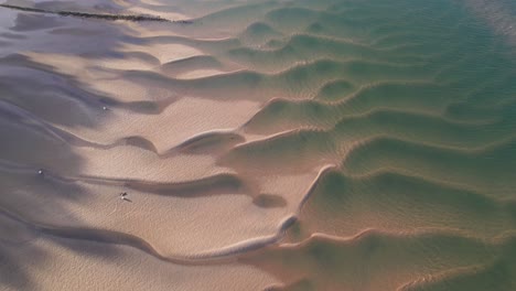 Sandwellen,-Die-Bei-Ebbe-Am-Strand-Von-Oben-An-Der-Küste-Zurückgelassen-Wurden