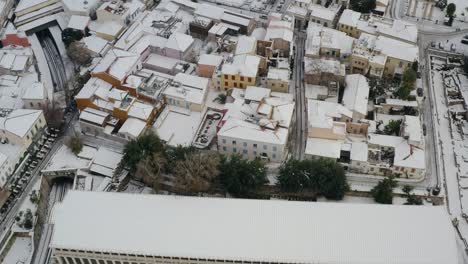 Luftaufnahme-über-Schneebedeckte-Häuser-In-Athen,-Seltener-Wintertag-In-Griechenland---Neigung,-Drohnenaufnahme