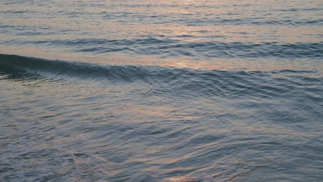 Wellen,-Die-Während-Des-Sonnenuntergangs-An-Einem-Strand-Zusammenbrechen---Weitschuss