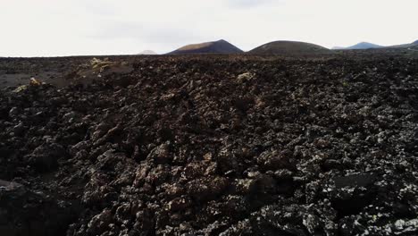 Extrem-Raue-Vulkanlandschaft-Der-Insel-Lanzarote,-Luftaufnahme-In-Geringer-Höhe