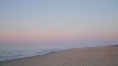 Pastellhimmel-Am-Horizont-Mit-Meereswellen-Am-Strand
