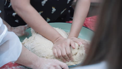 Am-Kneten-Von-Teig-Und-Traditionellem-Brot-Waren-Viele-Frauen-Beteiligt