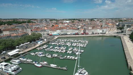 Catamarán-De-Lujo-En-El-Puerto-De-La-Rochelle-Con-Paisaje-Urbano,-Charente-Marítimo-En-Francia