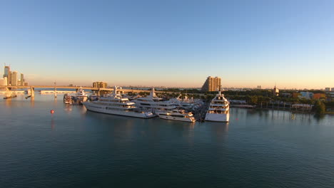 Panoramic-video-of-a-Bay-with-luxury-yachts-docked-on-port-near-a-beautiful-cityscape-|-Yachts-docked-on-port-in-Miami,-Biscayne-bay-video-background-in-4K
