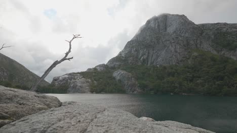 Enorme-Montaña-De-Granito-Con-Un-Lago-Prístino-Y-Naturaleza-Muerta