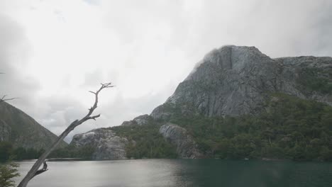Nahaufnahme-Eines-Riesigen-Granitbergs-Mit-Einem-Unberührten-See-Und-Toter-Natur