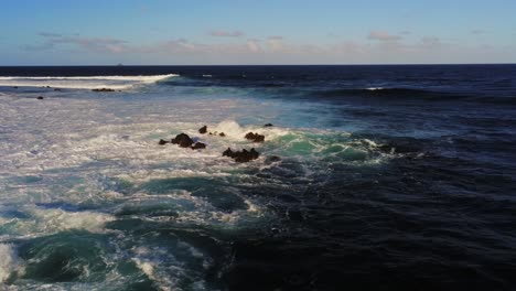 Mächtige-Meereswellen-Treffen-Auf-Die-Felsige-Küste-In-Der-Nähe-Der-Insel-Lanzarote