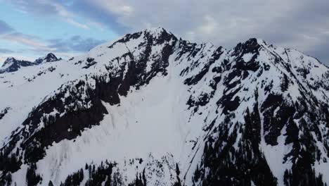 Vista-Ascendente-De-Un-Pico-De-Montaña-Cubierto-De-Nieve